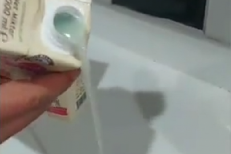 Zincir marketten alınan s&uuml;t&uuml; g&ouml;renler şoke oldu!