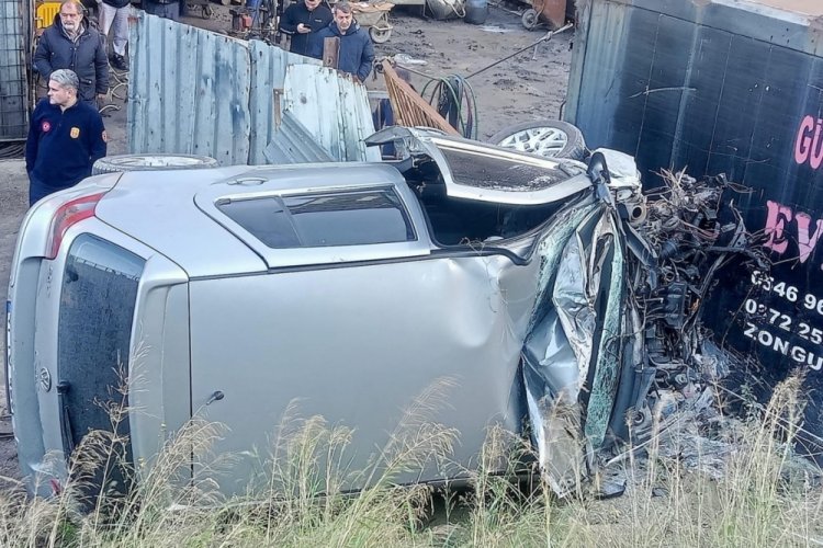 Zonguldak'ta alt yola u&ccedil;up hurdaya d&ouml;nen ara&ccedil;ta s&uuml;r&uuml;c&uuml; yaralandı