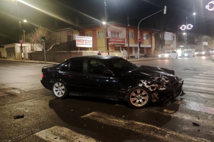 Sivas'ta hafif ticari ara&ccedil; ile otomobil &ccedil;arpıştı: 5 yaralı