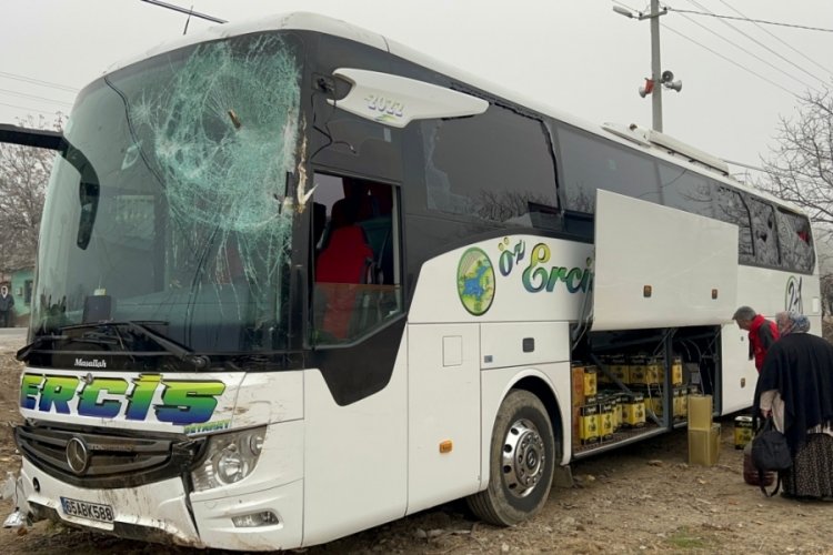 Afyonkarahisar'da yolcu otob&uuml;s&uuml; trakt&ouml;rle &ccedil;arpıştı