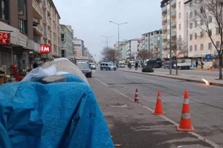 Iğdır'da alev alan t&uuml;p&uuml; yolun ortasına attı