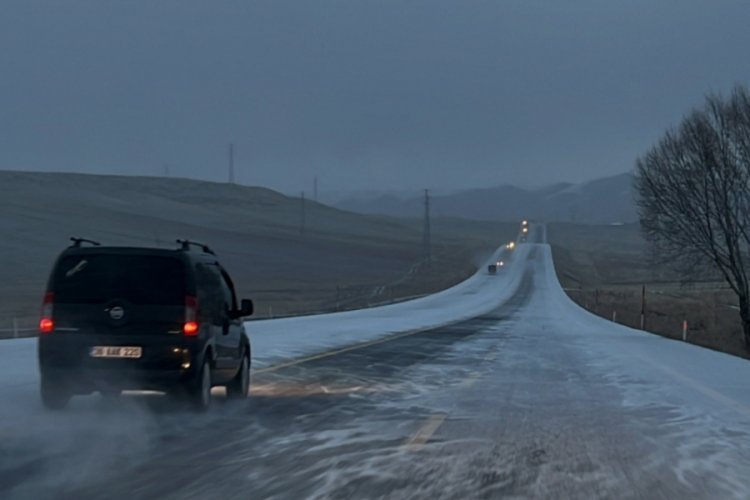 Kars ve Ardahan'da yolları beyaza b&uuml;r&uuml;d&uuml;