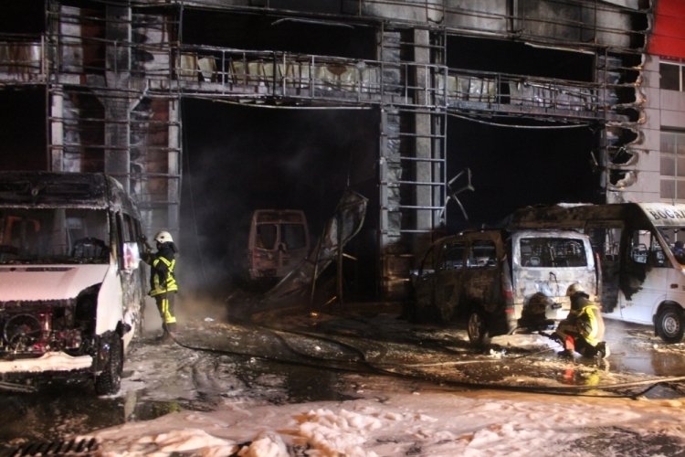 Kayseri'de oto serviste &ccedil;ıkan yangında 10 ara&ccedil; k&uuml;le d&ouml;nd&uuml;