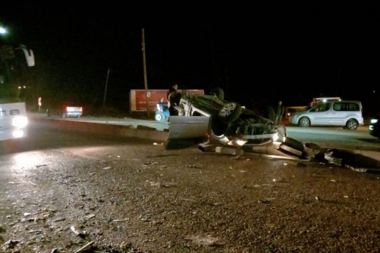 Adana'da yolcu minib&uuml;s&uuml; ile otomobil birbirine girdi: 13 kişi yaralandı