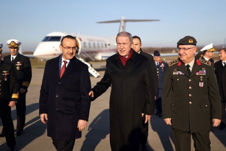 Bakan Akar'dan, Donanma Komutanlığı'nı ziyaret etti
