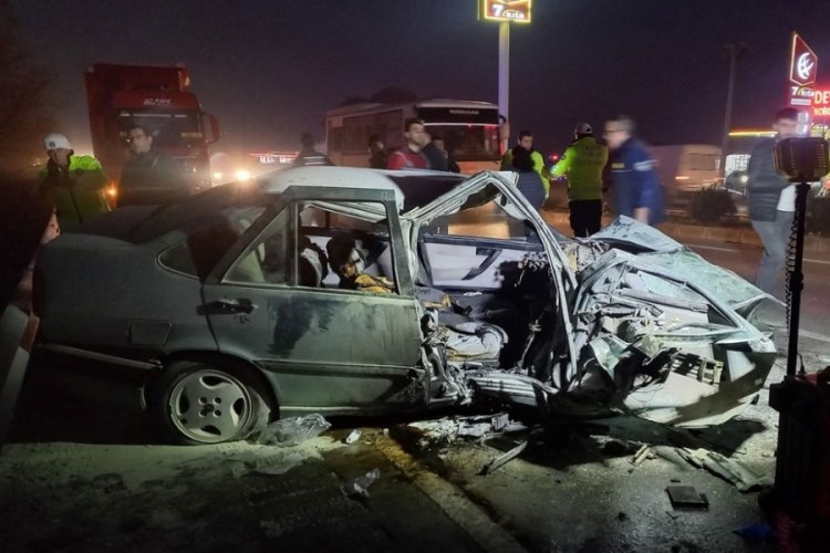 Manisa'da tırla &ccedil;arpışan otomobildeki &ccedil;ift, hayata tutunamadı