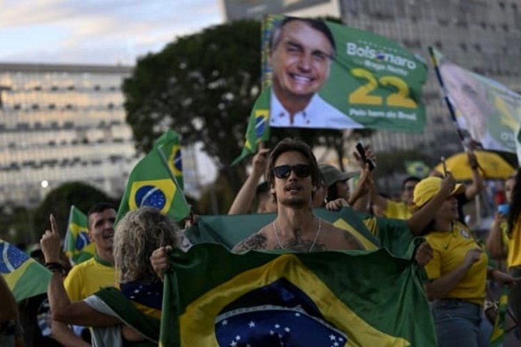 Brezilya'da y&uuml;zlerce Bolsonaro destik&ccedil;ileri kongre binasına bastı