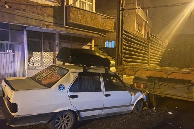 Karab&uuml;k'te alkoll&uuml; s&uuml;r&uuml;c&uuml; otomobili ile park halindeki kamyona &ccedil;arptı