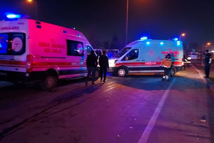 Gaziantep'te otomobille &ccedil;arpışan iş&ccedil;i servisi devrildi: 10 yaralı
