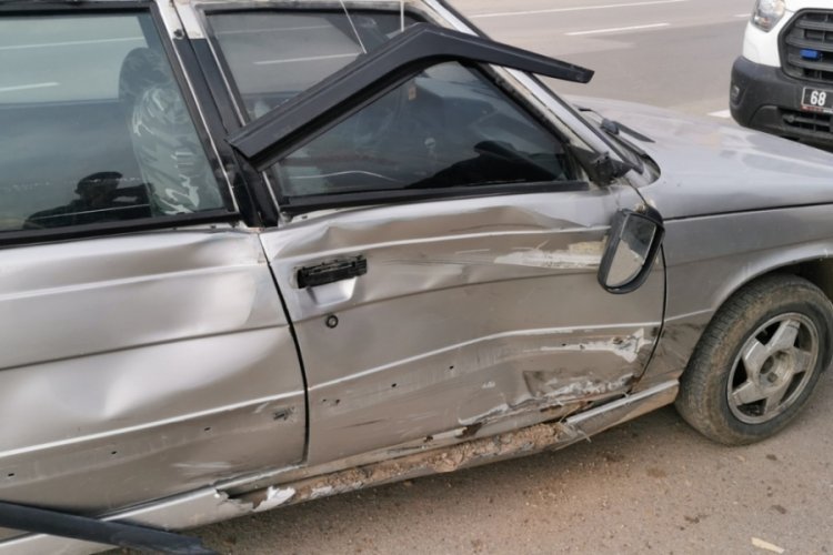 Aksaray'da karşı şeride ge&ccedil;en otomobil dehşet sa&ccedil;tı: 2 yaralı