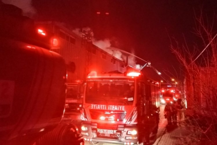 İstanbul'da fabrika yangında k&uuml;l oldu