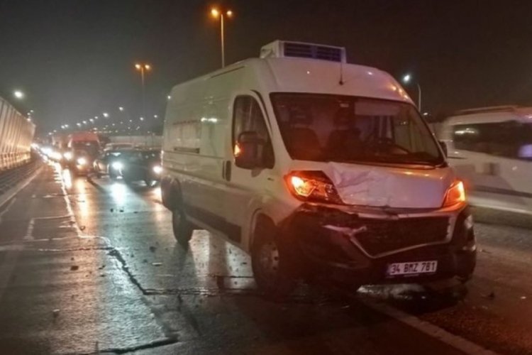 İstanbul'da k&ouml;pr&uuml;de kaza!
