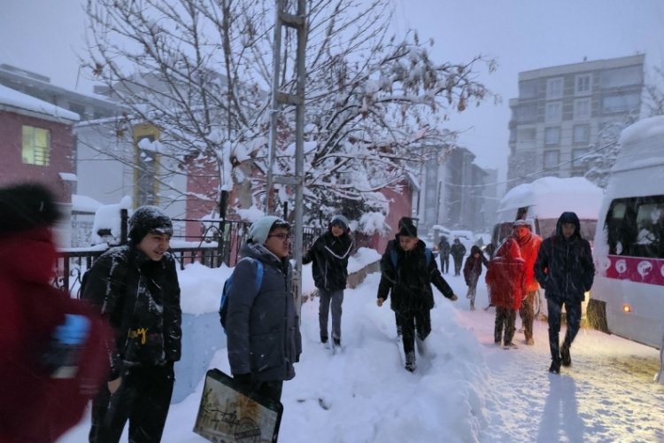 Van'da kar yağışı! 3 il&ccedil;ede taşıma kapsamındaki okullar tatil