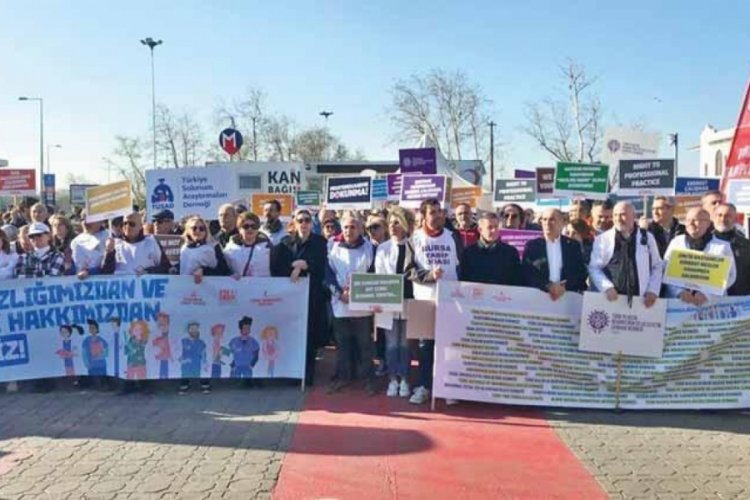 İstanbul'da doktorlar serbest meslek hakkı eylemi yaptı