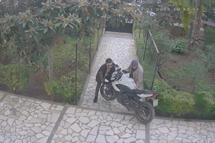 Eve y&uuml;r&uuml;yerek gitmemek i&ccedil;in motosikleti &ccedil;aldı!