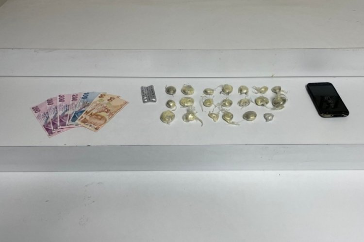 Motosikletle uyuşturucu satarken su&ccedil;&uuml;st&uuml; yakalandı