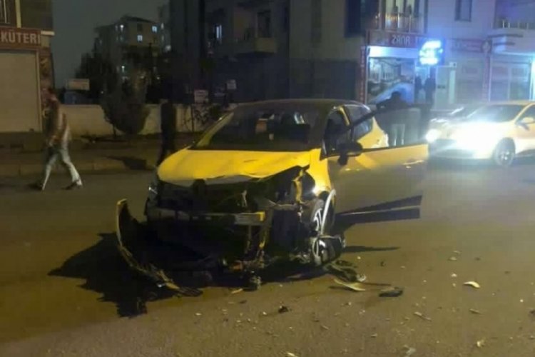 Sokak ortasında s&uuml;rat yaptı, kuryeyi metrelerce u&ccedil;urdu
