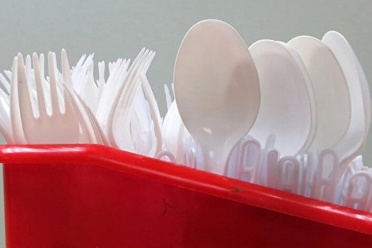 İngiltere'de plastik &ccedil;atal-kaşık kullanımına yasak geliyor