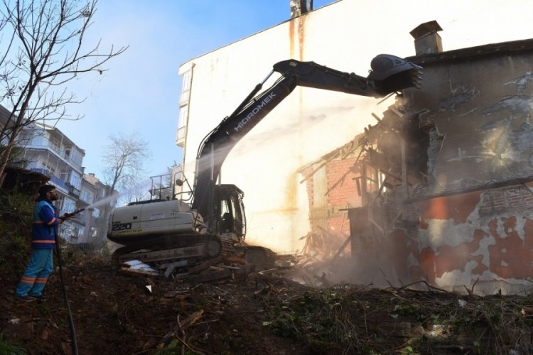 Bursa Yıldırım'da metruk binalarla m&uuml;cadele s&uuml;r&uuml;yor