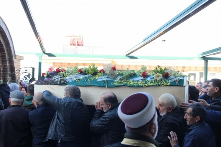 &Ouml;ld&uuml;r&uuml;len annesinin tabutunu omuzladı: &Ccedil;ok ağır, taşıyamıyorum