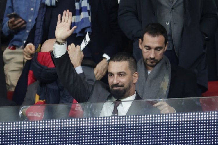 Arda Turan, Atletico Madrid-Barcelona ma&ccedil;ını  onur trib&uuml;n&uuml;nden izledi