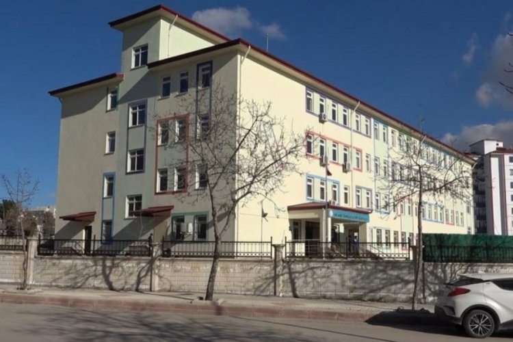 Sınav sonucu k&ouml;t&uuml; geldi, sınıfın penceresinden aşağı atladı!