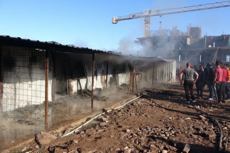 Şantiyede iş&ccedil;ilerin kaldığı konteynerler alev alev yandı
