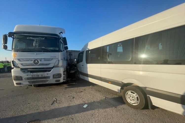 Adana'da minib&uuml;sle tır &ccedil;arpıştı: 18 kişi yaralandı