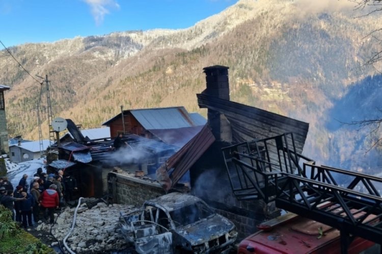 Rize'de yangın: 2 ev ve 1 otomobil k&uuml;le d&ouml;nd&uuml;