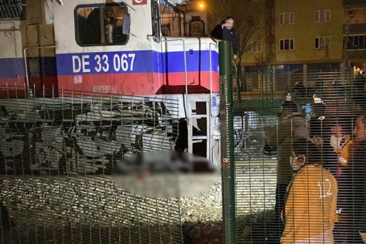 Diyarbakır'da y&uuml;k treninin altında kalan kişi feci şekilde can verdi