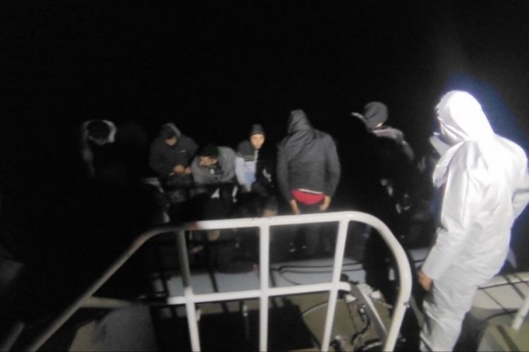 Balıkesir Ayvalık'ta 17 d&uuml;zensiz g&ouml;&ccedil;men yakalandı