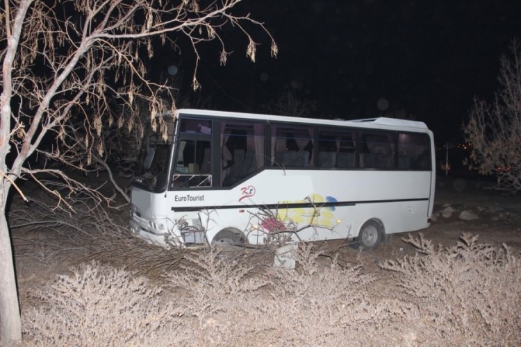 Karaman'da freni patlayan iş&ccedil;i midib&uuml;s&uuml; şarampole d&uuml;şt&uuml;: 7 yaralı