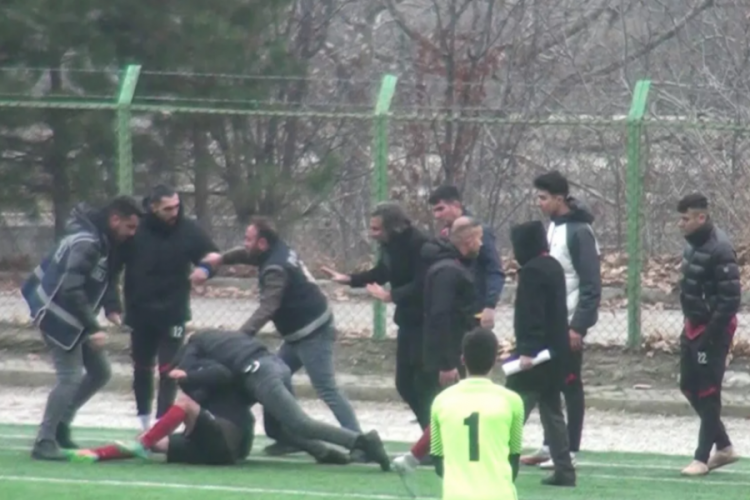 &Ccedil;orum'da oyundan alınan futbolcu bı&ccedil;akla sahaya daldı