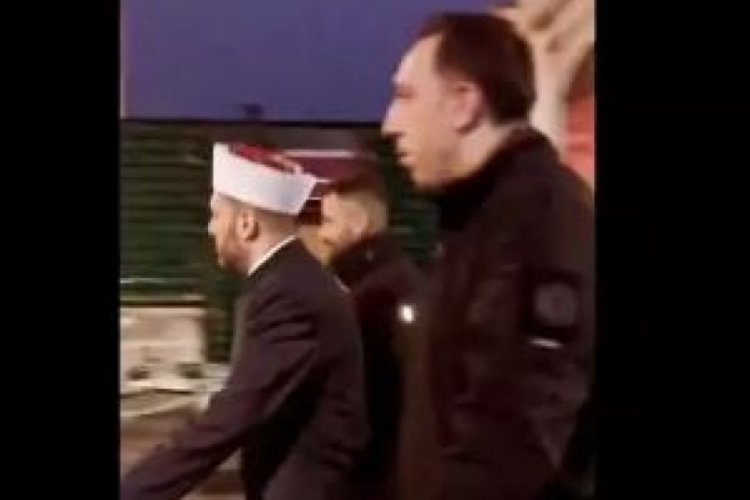 İmam polis korumasıyla geziyor