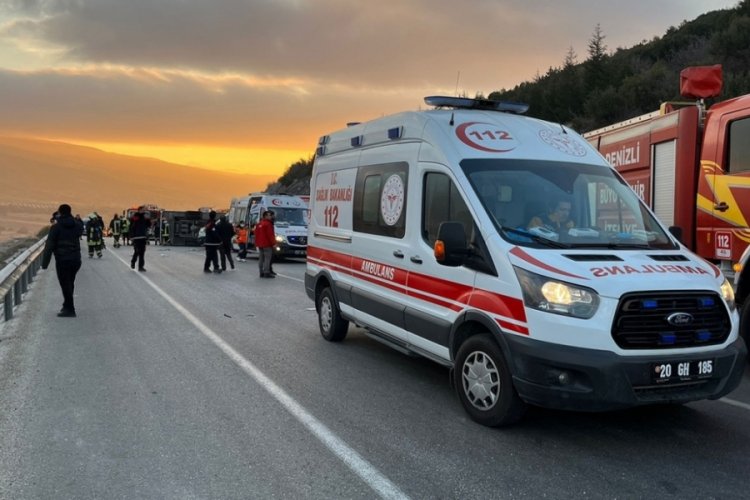 Denizli'de iş&ccedil;ileri taşıyan servis devrildi: 2 kişi &ouml;ld&uuml;, 15 kişi yaralandı