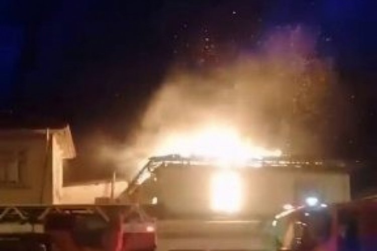 Sakarya'da ahşap ev alev topuna d&ouml;nd&uuml;, komşular sesi havai fişek sandı