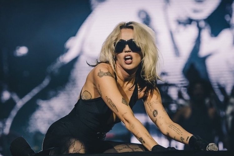 Miley Cyrus, duşta