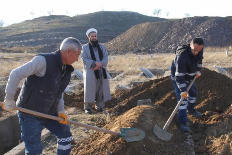 Vicdansız aile, zihinsel engelli k&uuml;&ccedil;&uuml;k kızın cenazesini kabul etmedi! Kimsesizler mezarlığına defnedildi