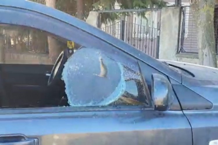 Bursa'da otomobillerin camlarını kırıp madeni paraları &ccedil;aldılar