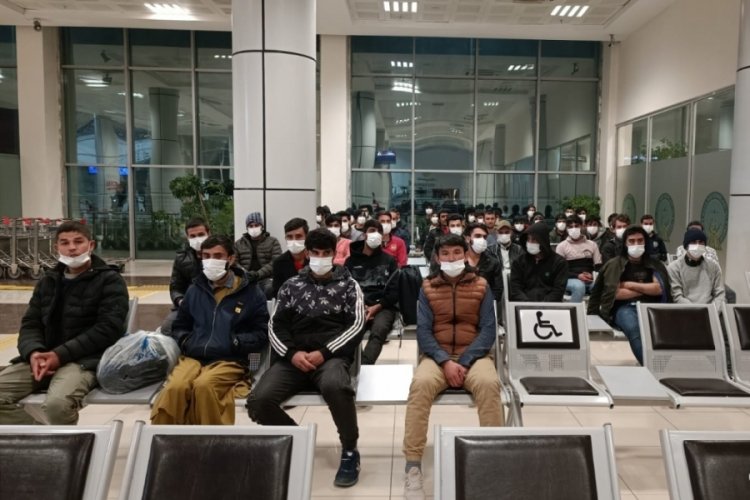 Afganistanlı 138 ka&ccedil;ak g&ouml;&ccedil;men, Ağrı'dan u&ccedil;akla &uuml;lkelerine g&ouml;nderildi