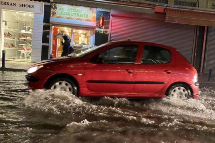 İzmir'i sağanak vurdu