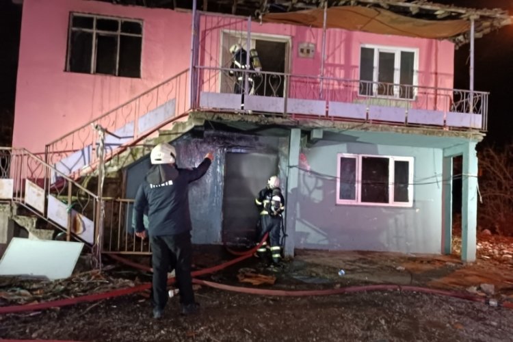D&uuml;zce'de evi yanan aile "evimizi yakanı bulun" diye isyan etti