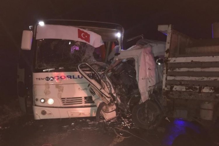 Tekirdağ'da iş&ccedil;i servisiyle kamyonet &ccedil;arpıştı: 1 &ouml;l&uuml;, 20 yaralı