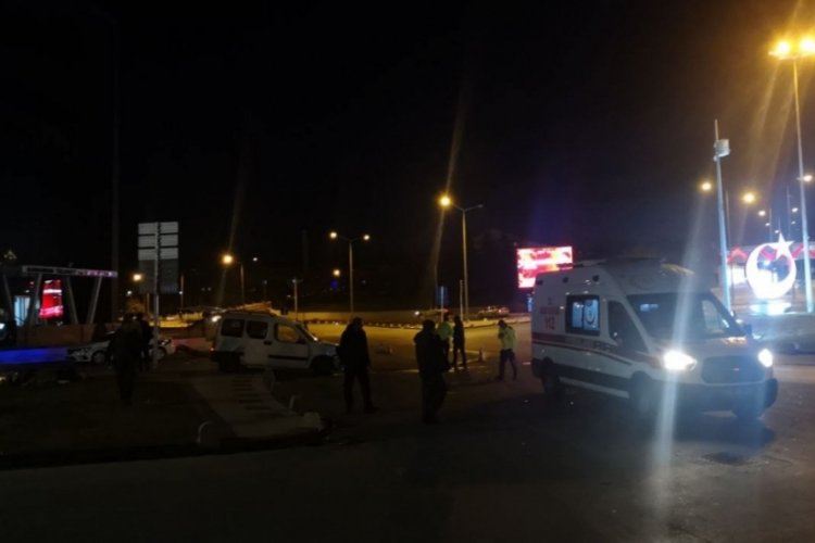 Karaman'da hafif ticari ara&ccedil;la &ccedil;arpışan otomobil kaldırıma devrildi