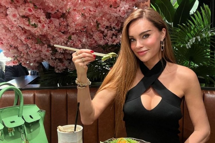Ebru Şallı 600 bin TL'lik &ccedil;antasını g&ouml;sterdi