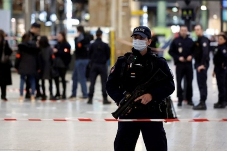 Paris'te bı&ccedil;aklı saldırı