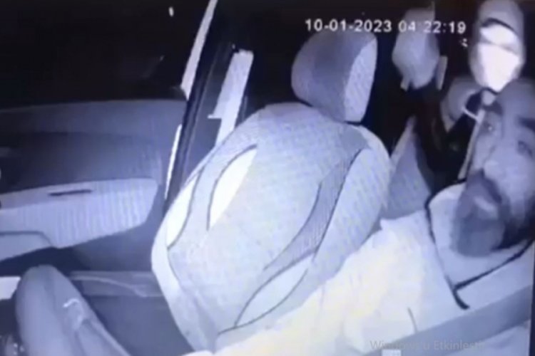 M&uuml;şteri gibi bindiği takside s&uuml;r&uuml;c&uuml;ye kaldırım taşı ile saldırdı