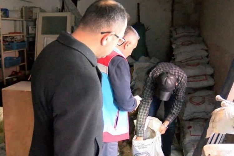 Yardım k&ouml;m&uuml;rlerini satarken yakalandı