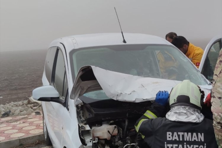 Batman'da iki ara&ccedil; &ccedil;arpıştı: 1 &ouml;l&uuml;, 4 yaralı