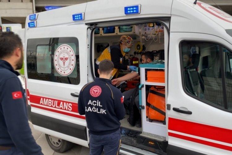 Kocaeli'de minib&uuml;s ile otomobil &ccedil;arpıştı